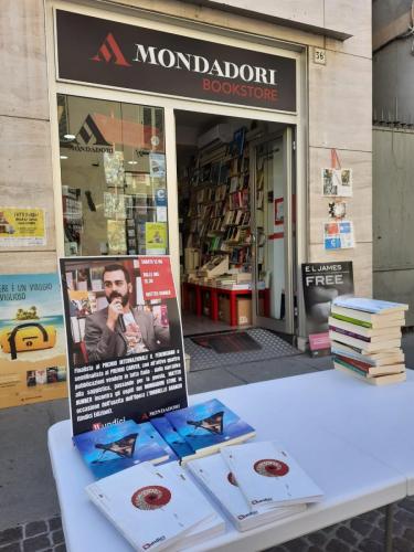 Firmacopie "L'ombrello arancio" alla Mondadori di Casale Monferrato (12/06/2021) 2